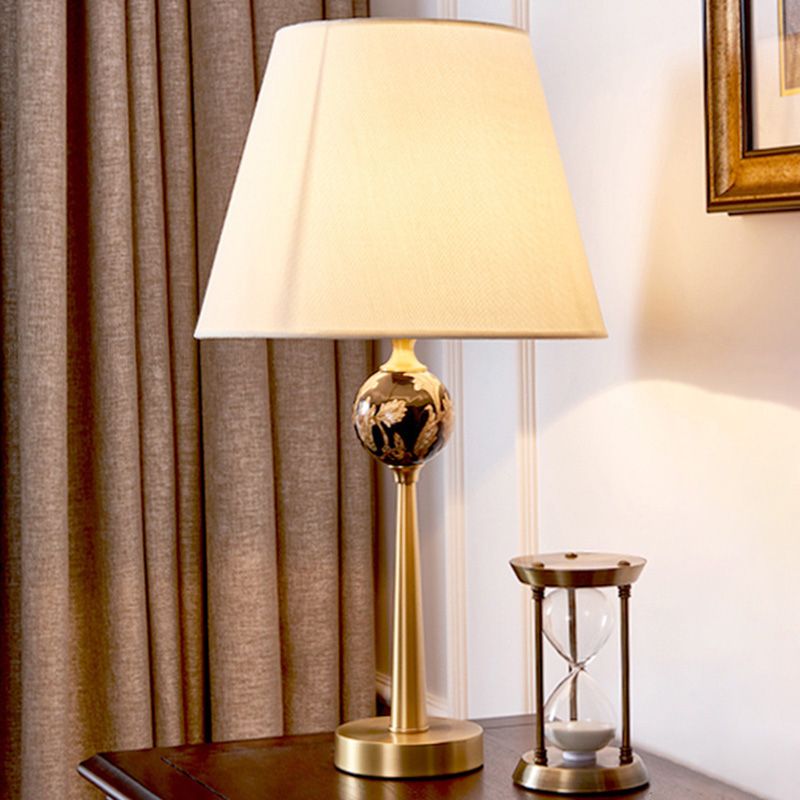 Bol met patronen met keramische tafel licht eigentijdse single-bulb bronzen nachtkastje lamp met taps toelopende stofschaduw