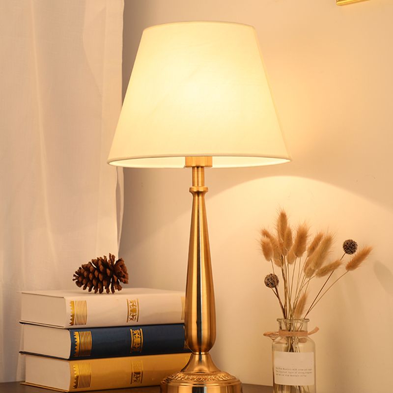 Bloemen/conisch bed bureau licht Traditionele stof enkele kop gouden nachttafelverlichting
