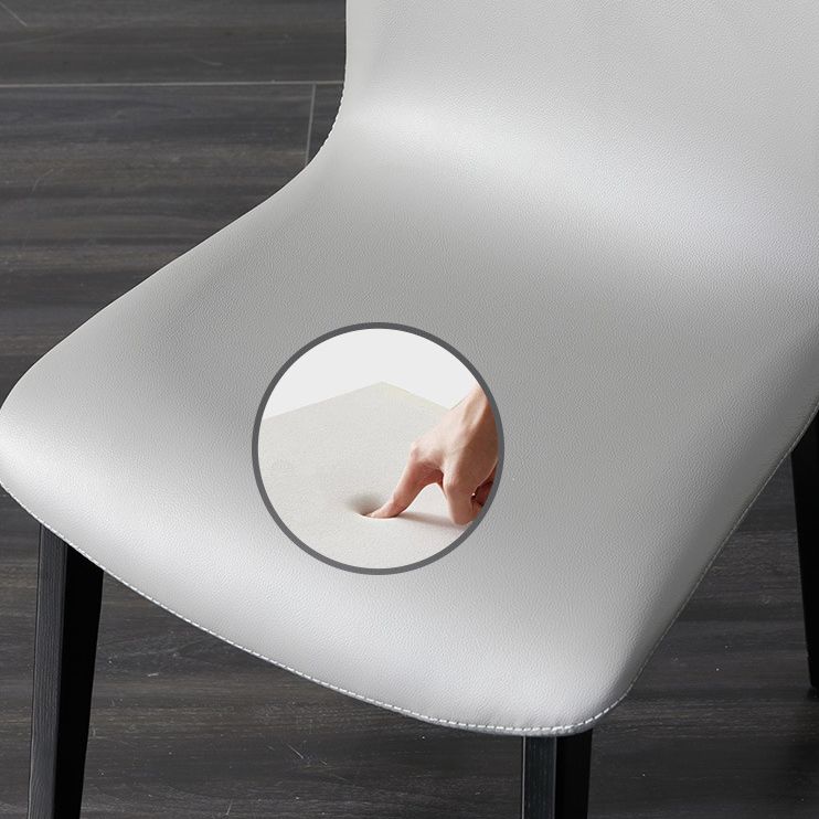Sillas decorativas y de comedor contemporáneas Silla sin brazos Parsons curvada de cuero con acabado mate