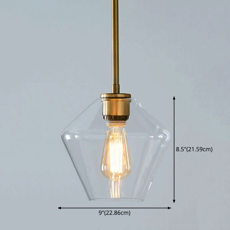 Un bicchiere di vetro leggero sospeso con la testa per la sala da pranzo