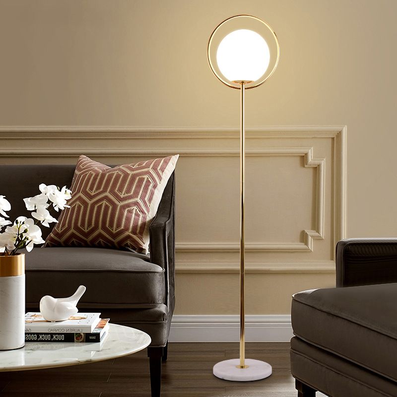 Lampada da pavimento ad anello alone minimalismo metallo 1 testa nera/oro stand up light con tonalità in vetro bianco globo