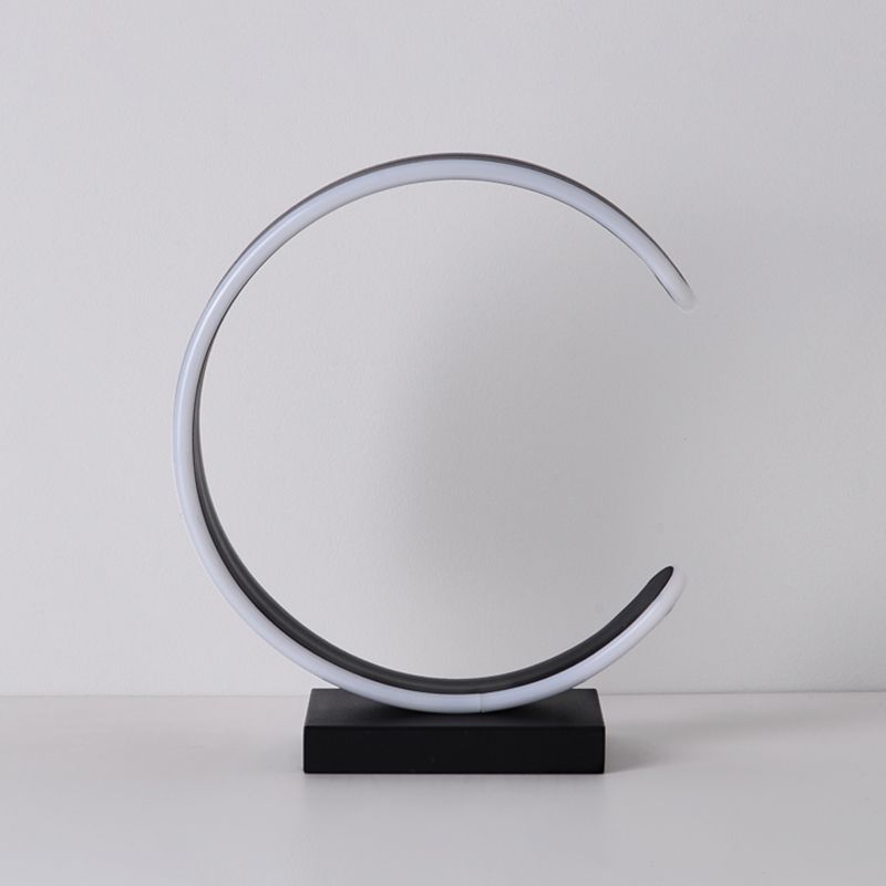 Lampada da tavolo a LED per camera da letto Minimalismo Lampada da comodino bianco/nero con paralume metallico a forma di C