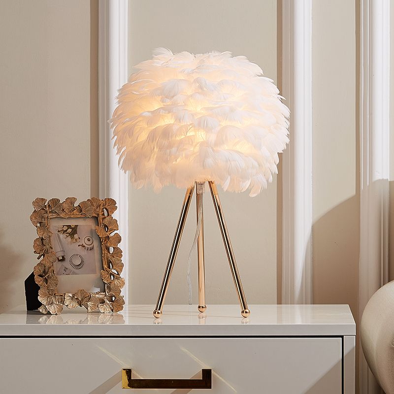 Lampada da tavolo con accento per soggiorno, lampada da comodino sferica in stile nordico con piume leggere a 1 testa
