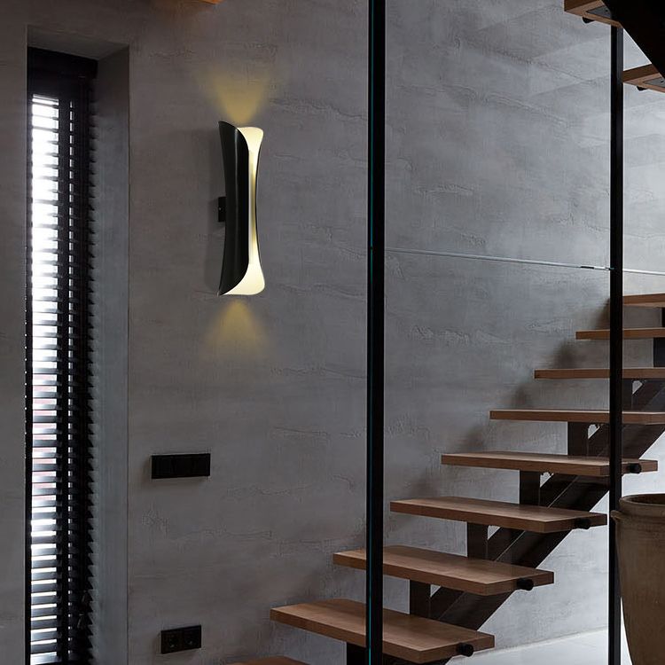 Lampada montata a parete curva Postmoderna semplicità lampada da monte in metallo per soggiorno