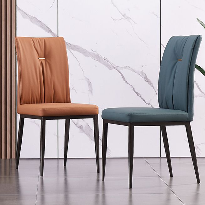 Moderne zeitgenössische Leder -Parsons -Stuhlseite Essstühle mit Metallbeinen