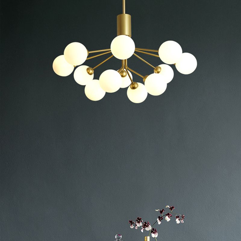Moderno lampadario artistico a bordo in globe lampadina in ferro laccata con tonalità di vetro bianco