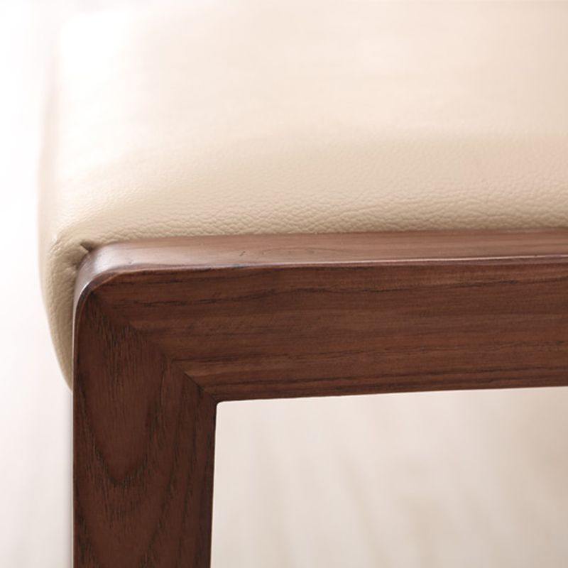 Cocina de estilo moderno, silla de comedor de madera con respaldo abierto, sillas laterales sin brazos