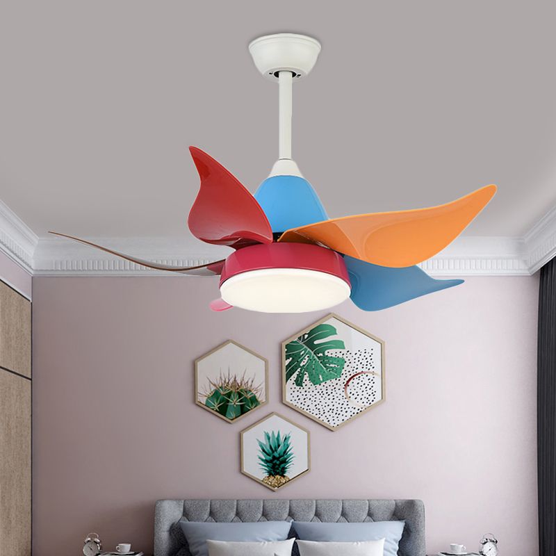 Éclairage de ventilateur à floral blanc moderne style nordique de 35,5 "de largeur de large lempe à plafond semi-fluste pour le salon avec 5 lames colorées