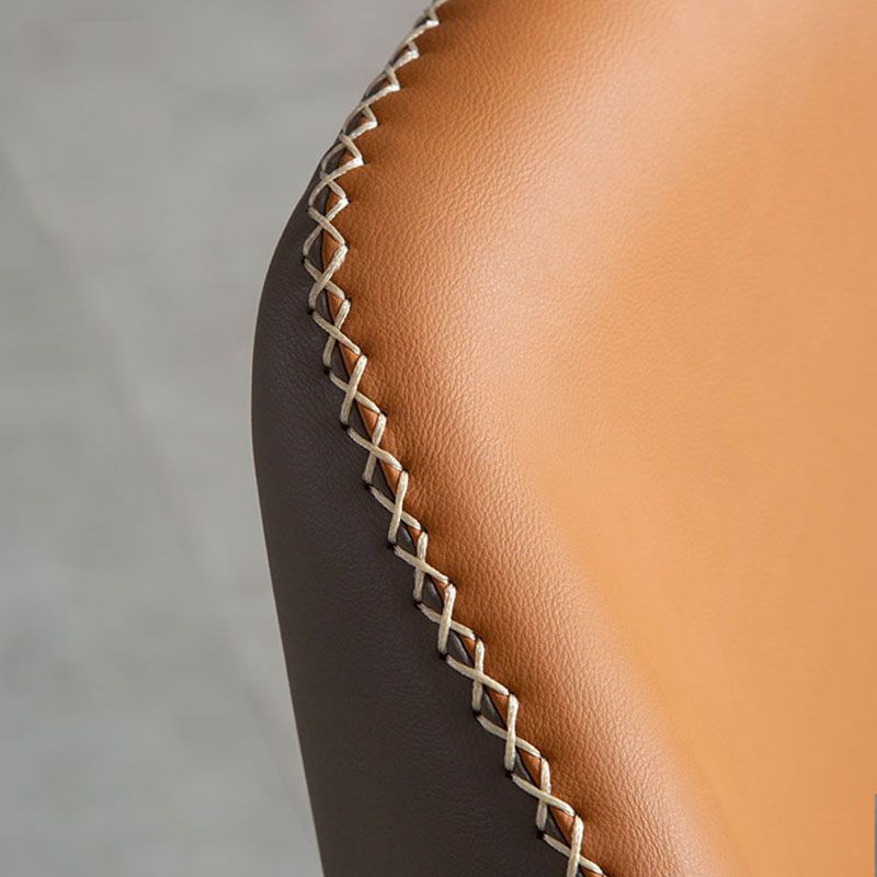Silla lateral moderna con acabado mate, silla sin brazos con respaldo curvado de cuero para comedor