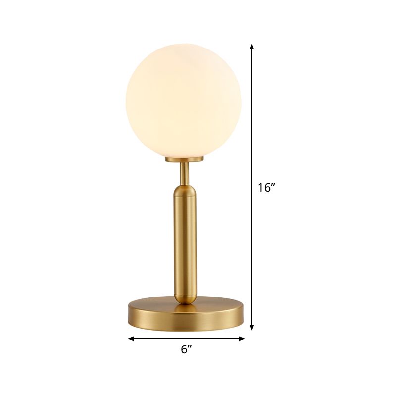 Gerade Nachttisch leichte postmoderne Metall 1 Glühmessing -Messing -Tischlampe mit Ball weißer Glasschatten