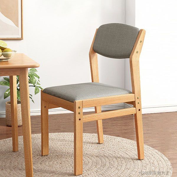 Silla lateral moderna de tela de madera de caucho, acabado mate, parte trasera abierta, silla de comedor