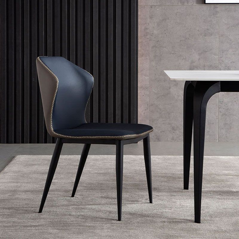 Silla lateral moderna con acabado mate, silla sin brazos con respaldo curvado de cuero para comedor