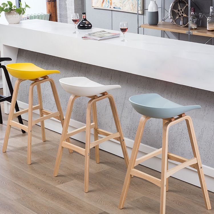 Scandinavia Style Bar-stool Wooden Legs PP Seat for Restaurant Bar