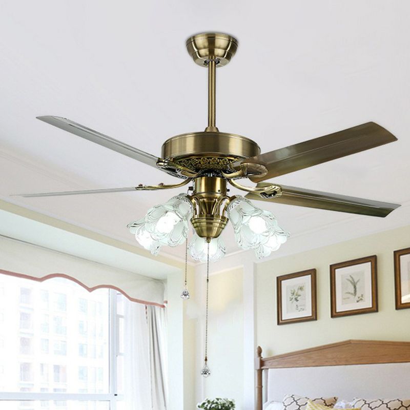 Fleur de verre givrée Semi Flush Rustique 52 "de large 3 lumières salle à manger suspendue au ventilateur de ventilateur, 3 lames