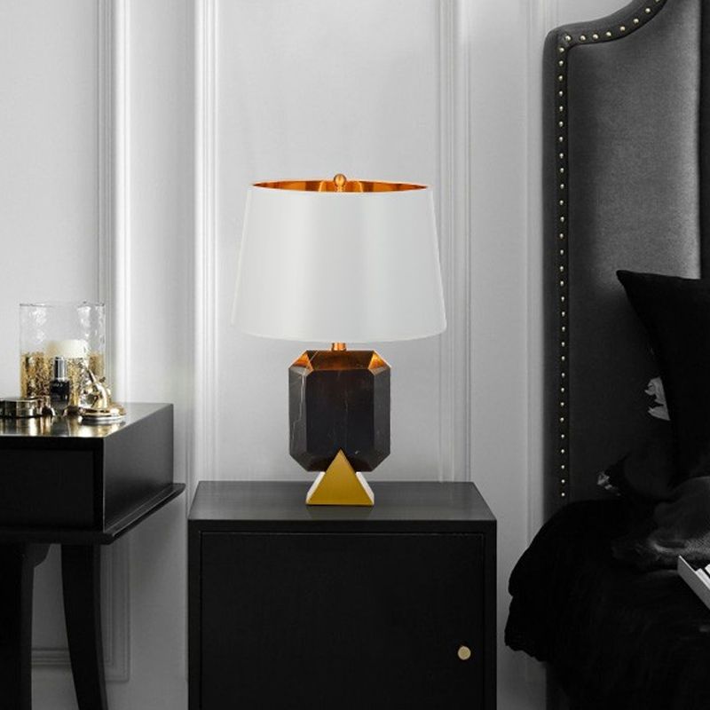 Lussuosa lampada da tavolo in pietra affusolata con 1 testa, illuminazione notturna in tessuto in nero per soggiorno