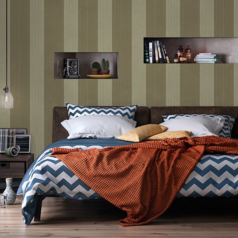 Scandinavisch wanddecor in natuurlijke kleuren, behang met breedtestrepen van 50 m² in de slaapkamer