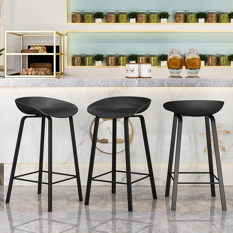 Taburete de bar con respaldo bajo y reposapiés moderno, cubo de plástico para interior, taburete de altura contraria