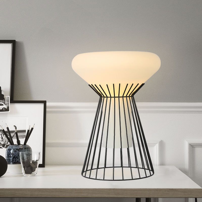 Illuminazione da comodino con gabbia a clessidra nera Lampada da scrivania moderna in ferro a 1 luce per comodino