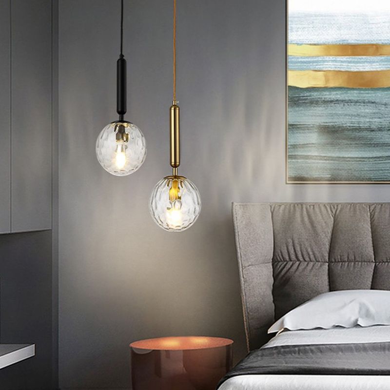 Mitte des Jahrhunderts sphärisch hängende helle leichte, kräuselte Glas 1-Licht-Tropfenanhänger für Wohnzimmer