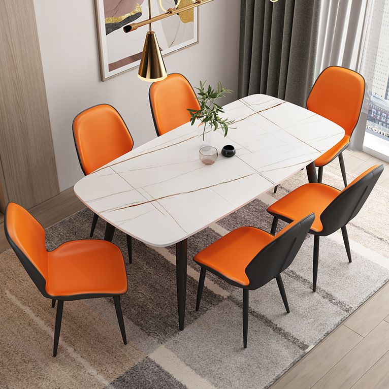 El comedor contemporáneo del metal preside el cuero que cena las sillas sin brazos para el uso en el hogar