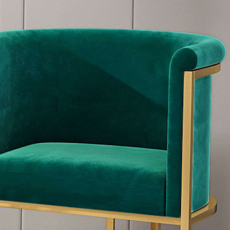 El respaldo sólido sin brazos del estilo escandinavo preside la silla lateral tapizada de lujo
