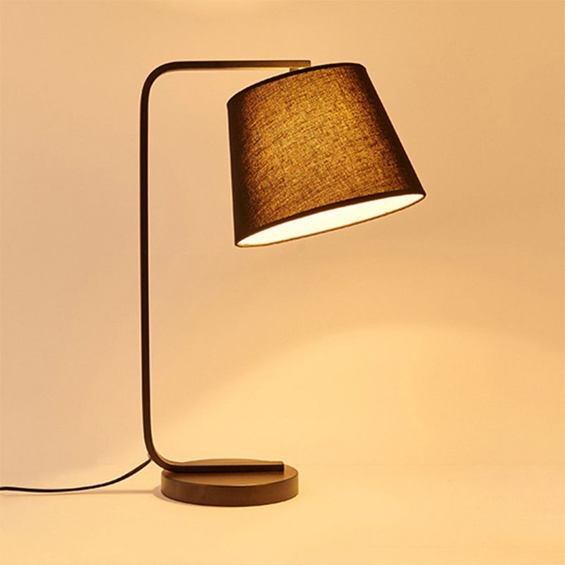 Stoff sich verjüngter Lesebuch hell zeitgenössische LED -Schreibtischlampe in Weiß/Schwarz mit Metallbasis