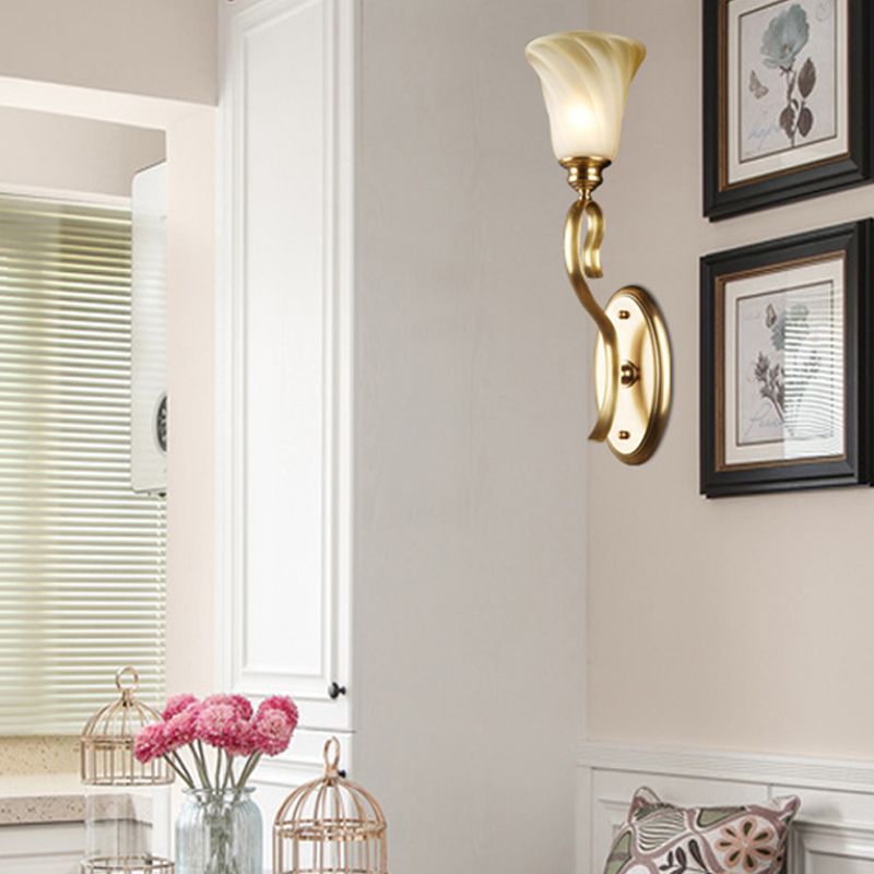 Luminaire mural de cloche de style moderne 1 têtes d'éclairage mural en verre ambre en or pour le salon