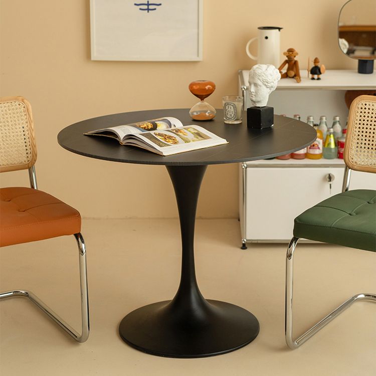 Eigentijdse eettafel van gesinterd steen met ronde vorm, keukeneettafel met tulponderstel