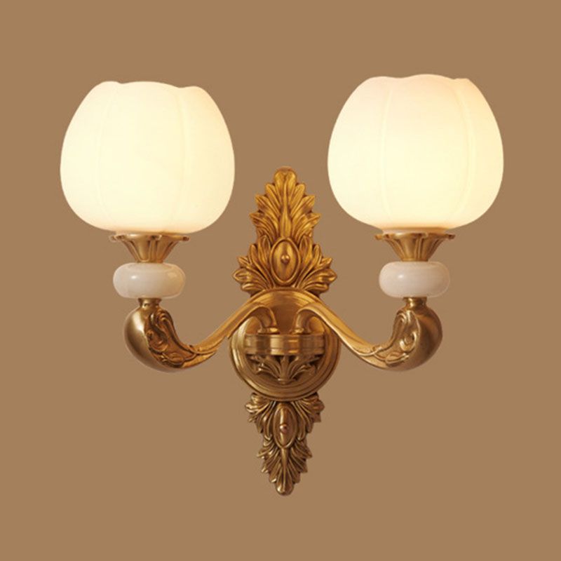 Opalglas Knospenanhänger Kronleuchter moderner Messing -Federbeleuchtung mit gebogenem Arm