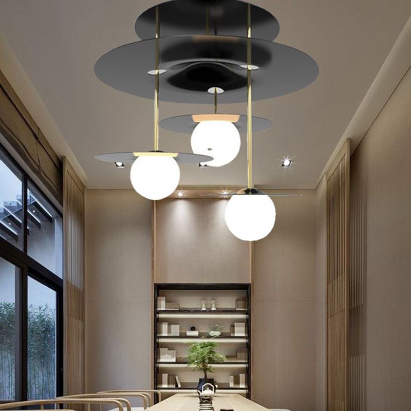Illuminazione da soffitto nera a 3 teste con luce a semi-incasso in metallo a disco con paralume in vetro opale Orb