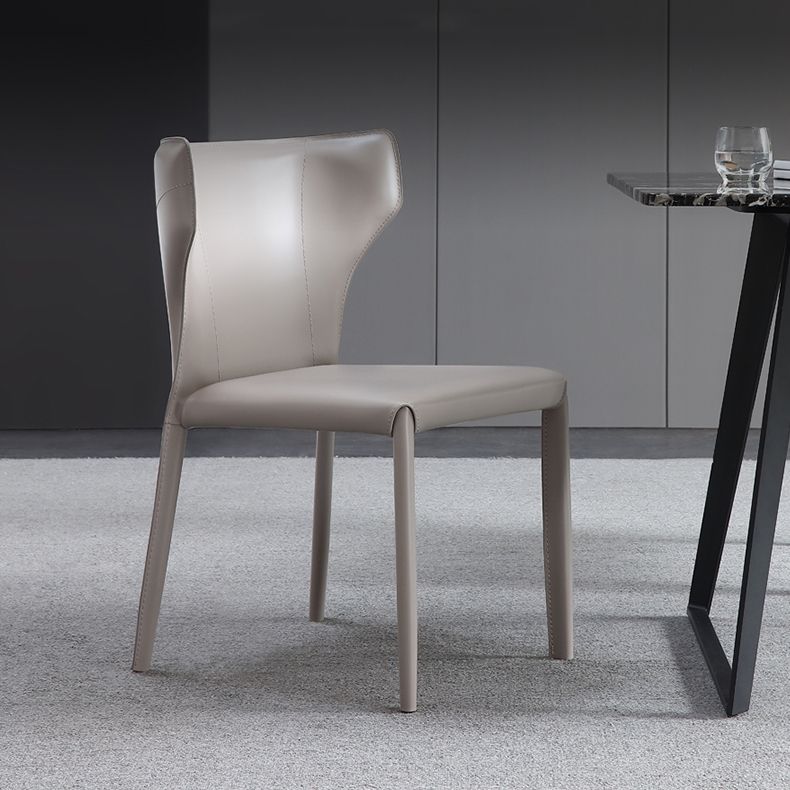 Silla lateral de cuero estilo diseñador para el hogar, silla de comedor con respaldo de orejas y acabado mate (juego de 2)
