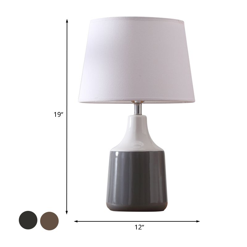 Moderne taps toelopende trommeltafel Licht Keramische nachtverlichting 1-lichtsbed in bruin/wit en grijs met stofschaduw