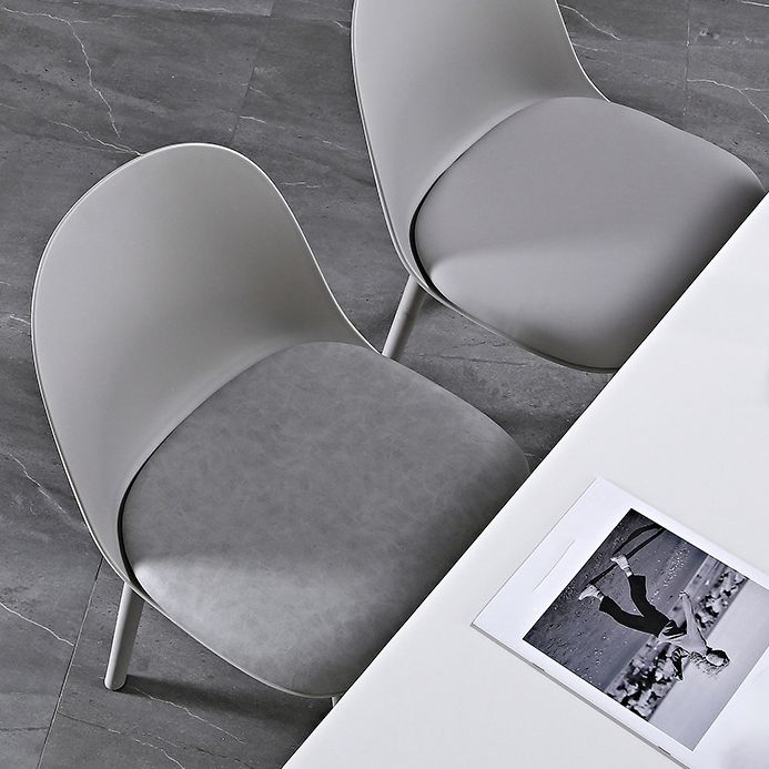 Chaise d'appoint de restaurant scandinave en plastique, finition mate, chaise de salle à manger Parsons (Ensemble de 4)