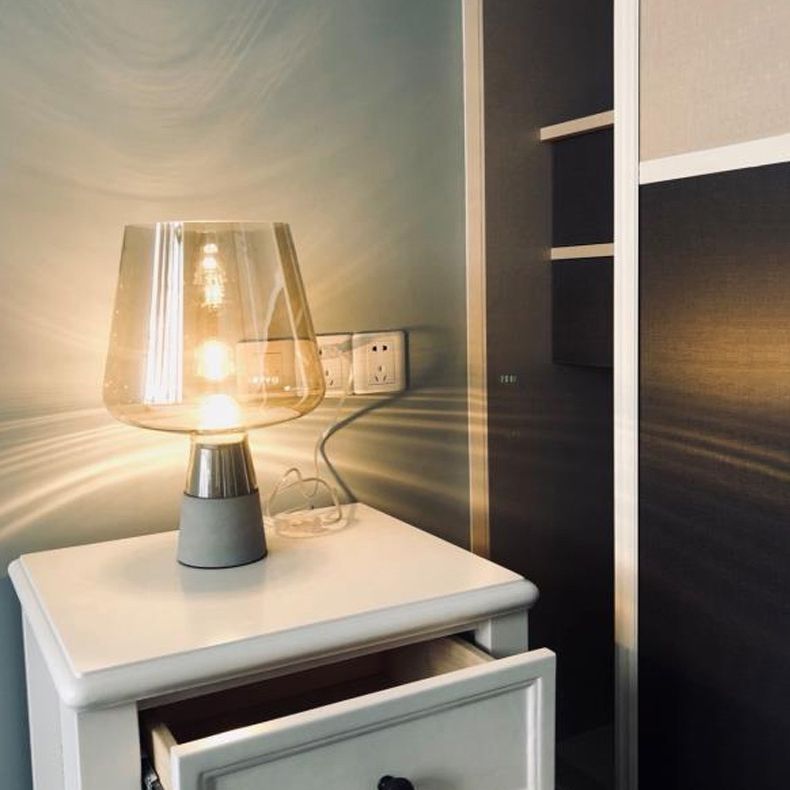 Lampada da comodino in vetro con lampada da tavolo affusolata ultramoderna per camera da letto