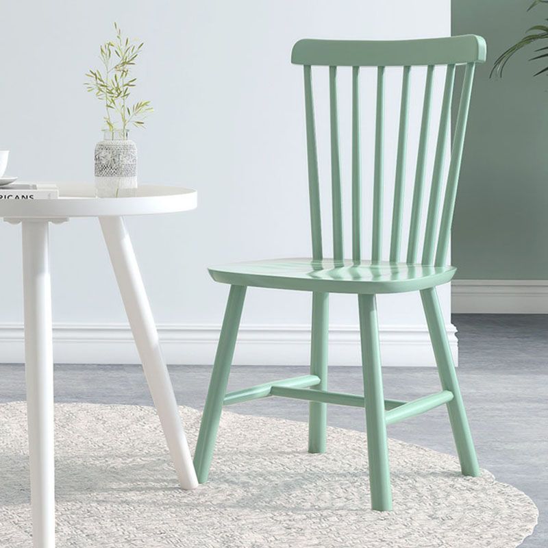 Silla auxiliar escandinava de interior tapizada en madera con respaldo Windsor (juego de 2)