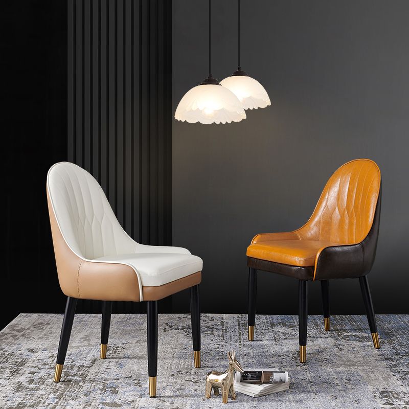 Chaise de salle à manger en cuir de style glam nordique chaise Parsons chaise avec des jambes en bois