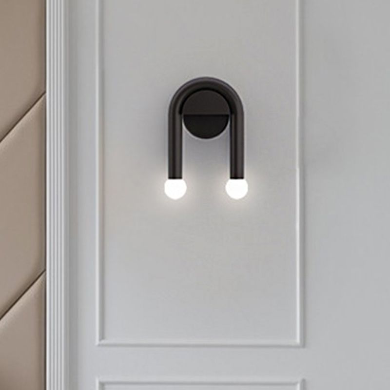 Lampada a parete a forma di U Illuminazione montata a parete nera metallica contemporanea con tonalità di vetro opale a sfera