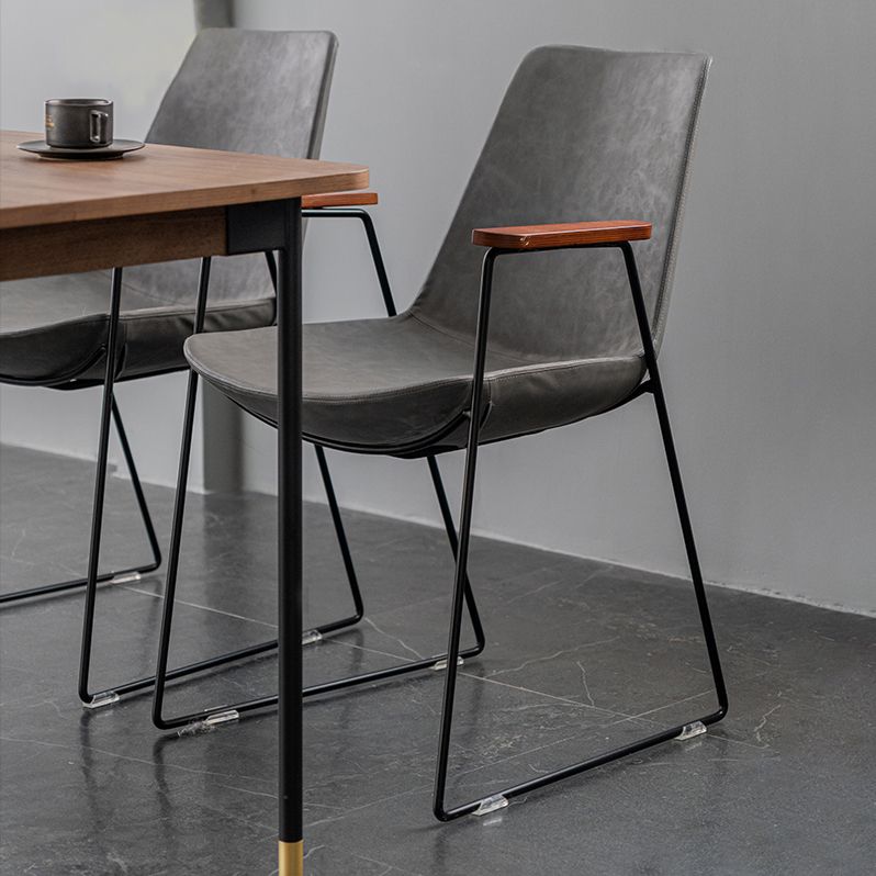 Silla auxiliar de comedor con respaldo sólido de diseño escandinavo Silla auxiliar de comedor de cuero