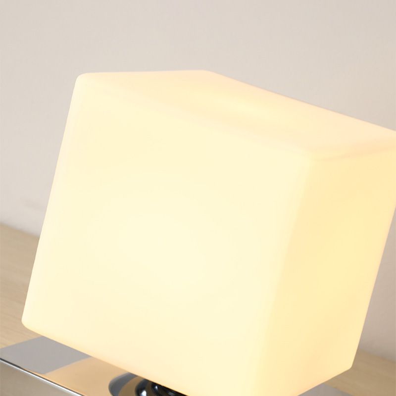 Lampada da tavolo geometrica con finitura cromata Lampada da comodino moderna in vetro bianco a 1 testa con decorazioni giocattolo