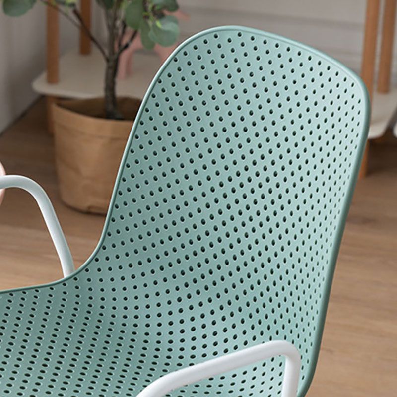 Chaise d'intérieur contemporaine avec accoudoirs et dossier solide en métal (Ensemble de 4)