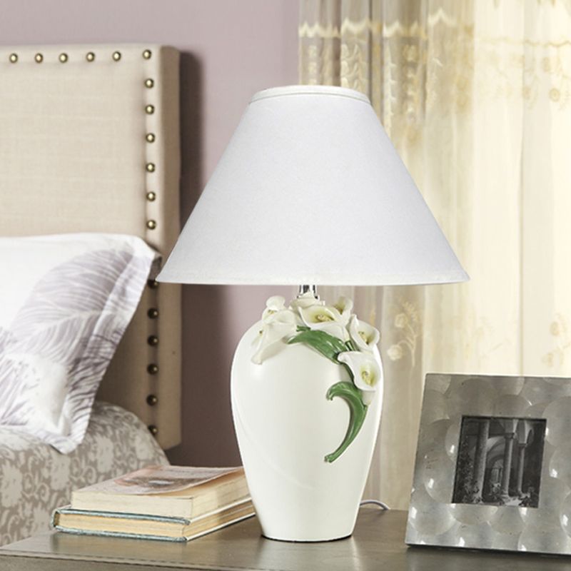 Lampe de table Calla Lily en résine, lampe de chevet à 1 ampoule, blanche, avec abat-jour conique en tissu