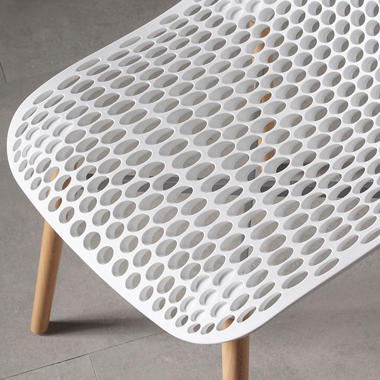 Chaise de salle à manger en plastique de style scandinave, sans accoudoirs, à dossier solide, avec pieds en bois