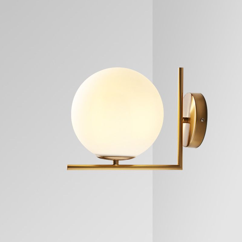 Gefrertete weiße Glaskugel Wandleuchte minimalistische 1 Kopf Goldwandlampe mit rechtswinkelarmem, warm/weißes Licht