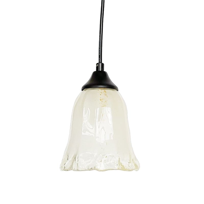 1 salon léger suspendu léger moderniste noir avec une teinte en verre blanc floral