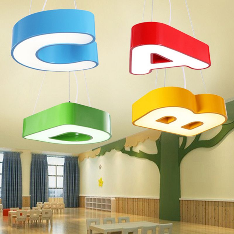 Allontano alfabeto da 18 "/23,5" Illumting a filo a filo per bambini in metallo rosso/blu/verde lampada a soffitto a LED per camera da letto