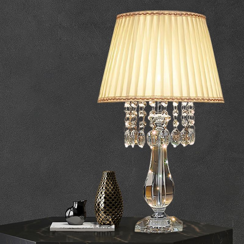 Beige/bordeaux/hemelblauw 1 lamp nachtkastje lamp traditionele heldere kristallen kralen bel/geplooide schaduw tafellicht voor slaapkamer