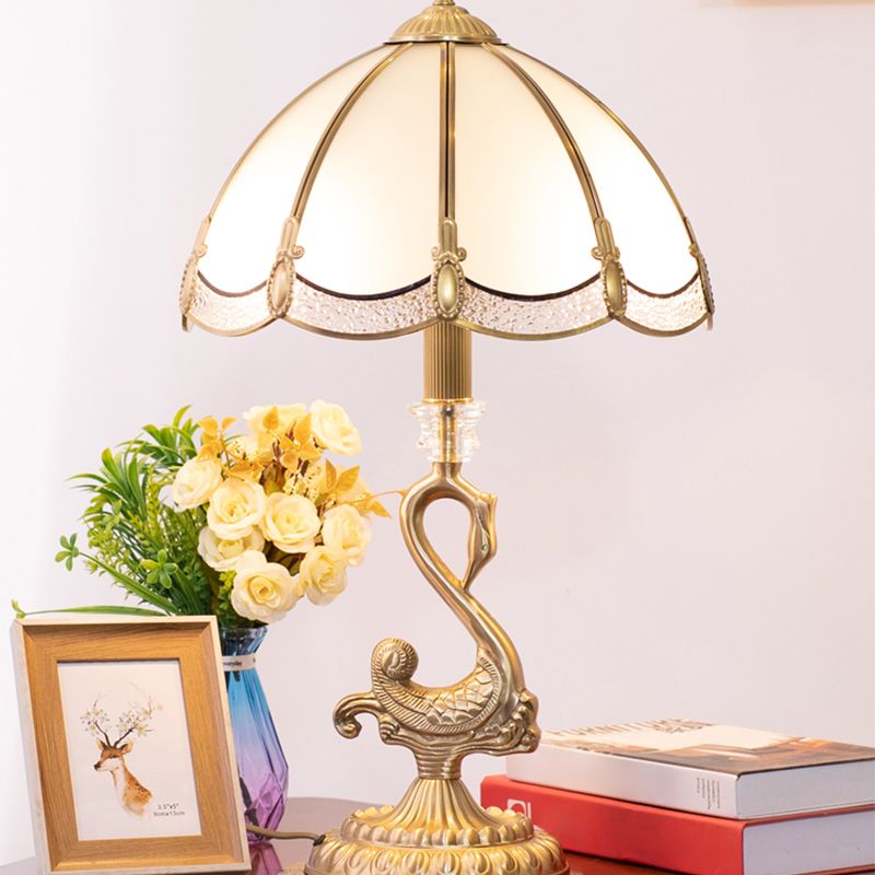 Luz de mesa de mesa de cúpula clásica 1 cabeza lámpara de soporte nocturno de vidrio blanco con decoración de pájaros en latón