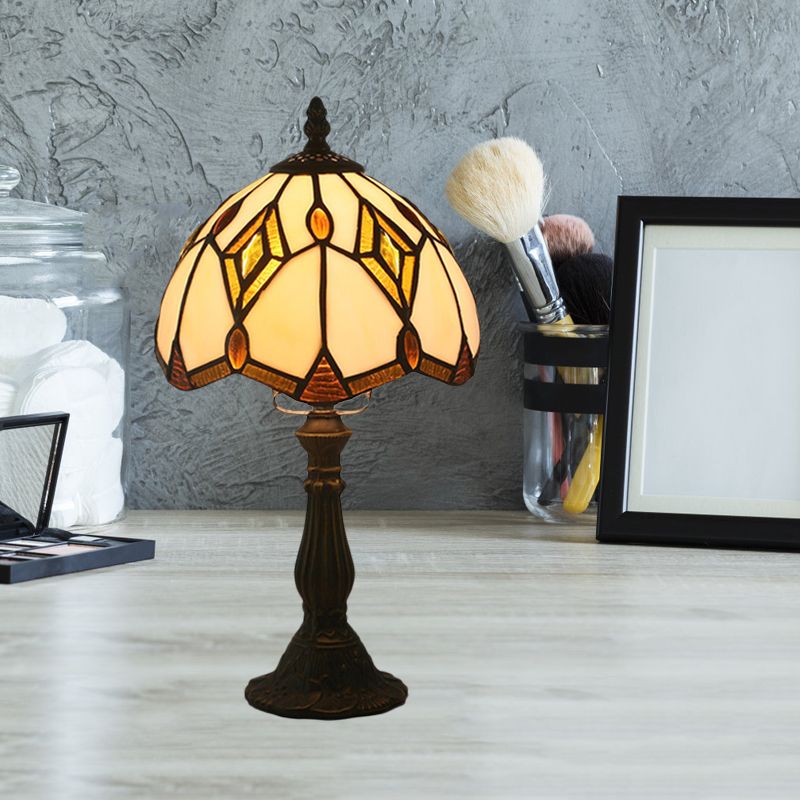 Lampada da scrivania a cupola in bronzo Mediterraneo 1 luce Lampada notturna con motivo a rombi in vetro beige