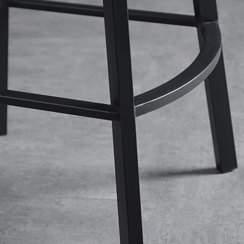 Barhocker im Industriestil mit Eisenbeinen, Thekenhocker für die Restaurantbar