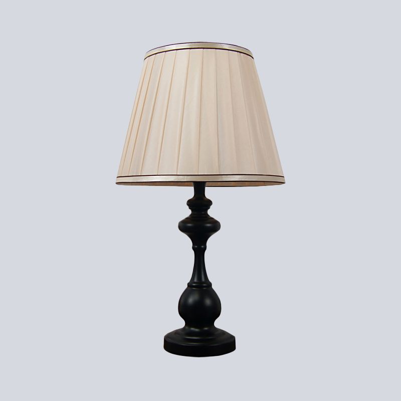 Taste en tissu plissé Light moderne 1 lampe de lecture beige moderne, base en métal noir incurvé
